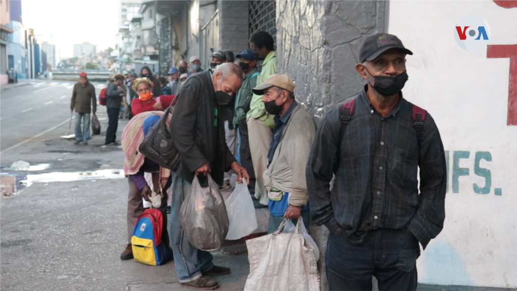 Una fila de personas de bajos recursos comenzó a armarse desde la madrugada en la acera de enfrente de la panadería de Tavares. 