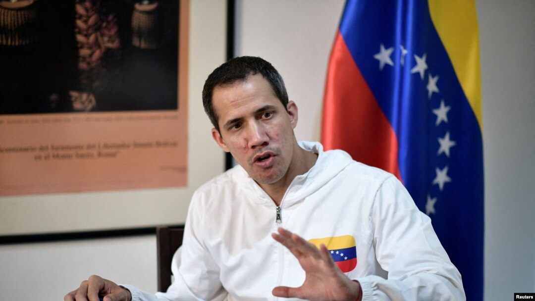 El líder de la oposición venezolana, Juan Guaidó, habla durante una entrevista con Reuters, en Caracas, Venezuela, el 6 de diciembre de 2022.