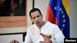 El líder de la oposición venezolana, Juan Guaidó, habla durante una entrevista con Reuters, en Caracas, Venezuela, el 6 de diciembre de 2022.