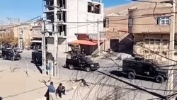 عبور کاروان خودروهای زرهی و وانت‌های نظامی در خیابان‌های مهاباد، ۲۹ آبان