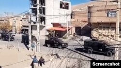 کاروان خودروهای زرهی و وانت‌های نظامی در خیابان‌های مهاباد، ۲۹ آبان