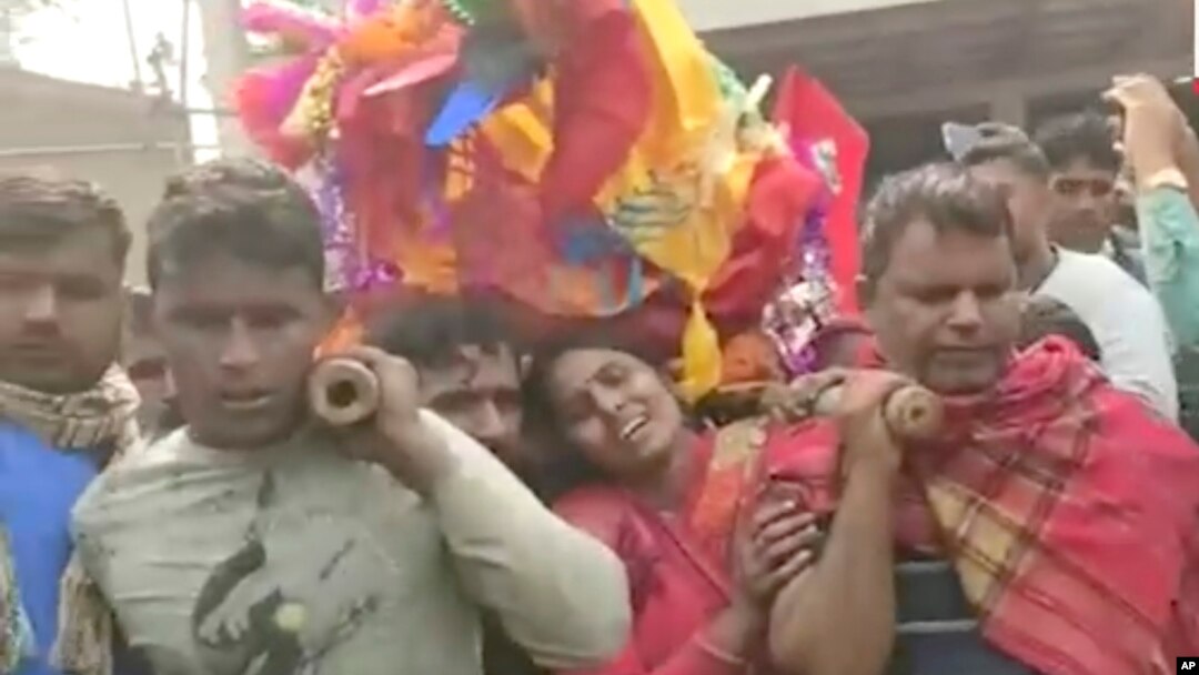 Gambar dari video ini menunjukkan prosesi kremasi korban yang diduga meninggal setelah minum miras tercemar di distrik Saran negara bagian Bihar, India, Kamis, 15 Desember 2022. (KK Productions via AP)