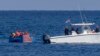 La Guardia Costera cubana captura a personas en un bote improvisado con la bandera de EEUU, el 12 de diciembre de 2022.