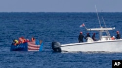 La Guardia Costera cubana captura a personas en un bote improvisado con la bandera de EEUU, el 12 de diciembre de 2022.