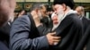 محمود کریمی، یکی از مداحان مشهور حکومتی در آغوش علی خامنه‌ای