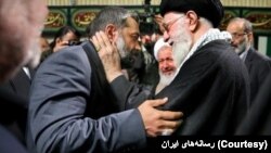 محمود کریمی، یکی از مداحان مشهور حکومتی در آغوش علی خامنه‌ای