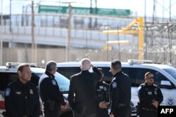El presidente de Estados Unidos, Joe Biden, habla con la policía de Aduanas y Protección Fronteriza de EEUU en el cruce fronterizo del Puente de las Américas entre México y Estados Unidos en El Paso, Texas, el 8 de enero de 2023.