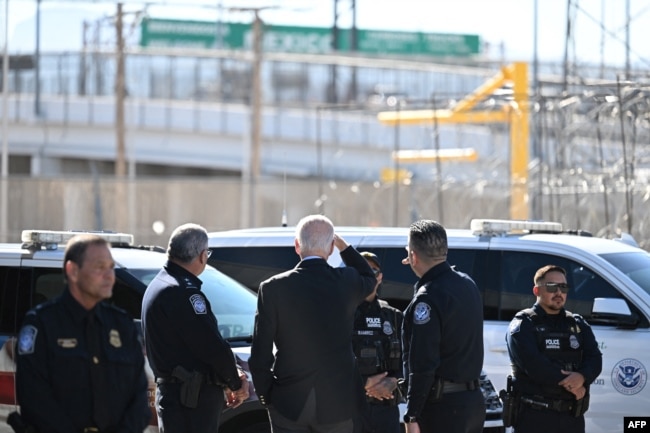 El presidente de Estados Unidos, Joe Biden, habla con la policía de Aduanas y Protección Fronteriza de EEUU en el cruce fronterizo del Puente de las Américas entre México y Estados Unidos en El Paso, Texas, el 8 de enero de 2023.