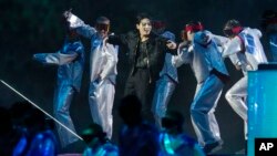 Personil BTS, Jung Kook, di acara pembukaan Piala Dunia 2022 di stadion Al Bayt, Qatar, November 2022 (dok: AP/Natacha Pisarenko)