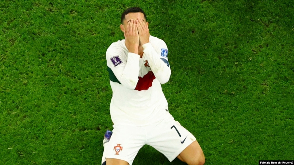 Cristiano Ronaldo bereaksi setelah Portugal kalah melawan Maroko pada babak perempat final Piala Dunia 2022 di Thumama Stadium, Doha, Qatar. (REUTERS/Fabrizio Bensch)