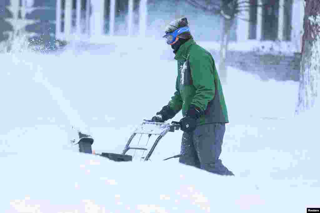 Una gran cantidad de vehículos quedaron prácticamente sepultados bajo la nieve y miles de viviendas estaban sin electricidad, teniendo afuera adornos navideños apagados.