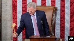 El presidente entrante de la Cámara de Representantes de EEUU, Kevin McCarthy, de California, sostiene el mazo después de aceptarlo de manos del líder de la minoría de la Cámara, Hakeem Jeffries, de Nueva York, en el piso de la Cámara en el Capitolio de Estados Unidos en Washington, el 7 de enero de 2023.