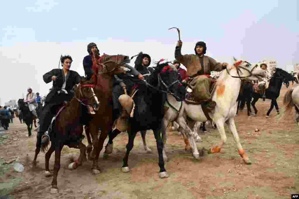 Ko'pkari. Mozori-Sharif, Afg'oniston.