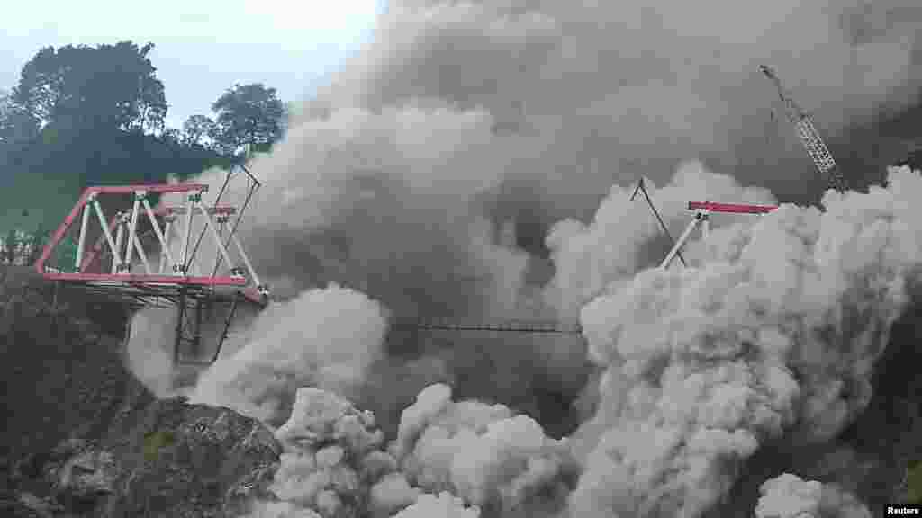 Así quedó el puente Gladak Perak tras la erupción del volcán Monte Semeru, en Lumajang, provincia de Java Oriental, Indonesia.&nbsp;