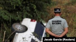Un agent de la Garde nationale mexicaine se tient près du site d'un accident de voiture à Raymundo Enriquez, au Mexique, le 26 octobre 2022. 