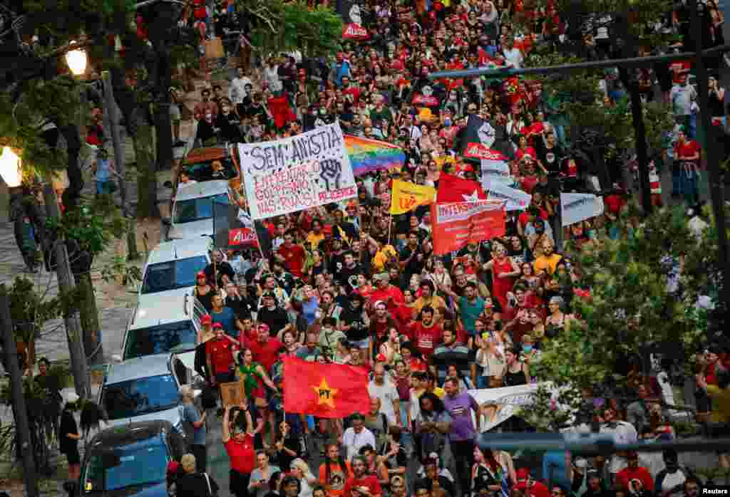 Manifestantes a favor de la democracia marchan después de que miles de simpatizantes del expresidente de extrema derecha Jair Bolsonaro asaltaron el Congreso de Brasil, la Corte Suprema y el palacio presidencial, en Porto Alegre, Brasil, el 9 de enero de 2023.