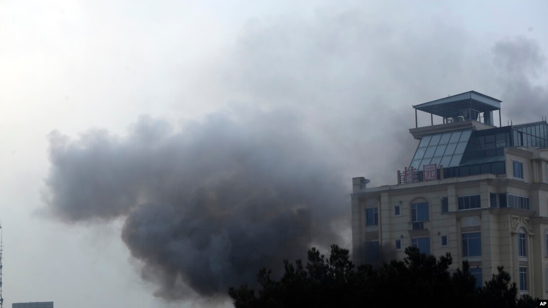 Asap mengepul dari sebuah gedung hotel setelah ledakan dan tembakan di kota Kabul, Afghanistan, Senin, 12 Desember 2022. Seorang pejabat Taliban mengatakan bahwa sebuah gedung hotel telah diserang kompleks di ibu kota Afghanistan, Kabul. (Foto: AP)