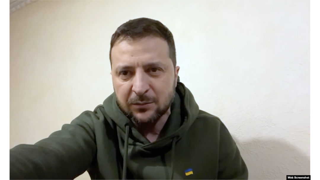 Presiden Ukraina Volodymyr Zelenskyy tengah merekam pesan video malamnya (Tangkapan layar dari video/presiden.gov.ua)