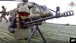Los soldados rusos toman su posición al aterrizar en un lugar no especificado en Ucrania, en esta foto tomada de un video publicado por el Servicio de Prensa del Ministerio de Defensa de Rusia el 6 de diciembre de 2022.