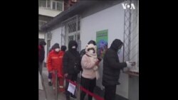 北京民众排长队做核酸检测 