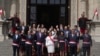 La presidenta peruana Dina Boluarte, al centro del frente, y los miembros del gabinete recién nombrados saludan mientras posan para una foto después de la ceremonia de juramentación, en las escalinatas del palacio de gobierno en Lima, Perú, el sábado 10 de diciembre de 2022.