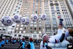 Kendaraan hias Tim Sepak Bola AS memeriahkan Parade Hari Thanksgiving Macy's di New York, Kamis, 24 November 2022. (Foto oleh Charles Sykes/Invision/AP)