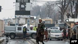 阿富汗首都喀布爾外交部外發生自殺性炸彈襲擊後，塔利班保安人員在現場守衛。（2023年1月11日）