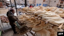 Dans le plus peuplé des pays arabes avec plus de 106 millions d'habitants, environ 71 millions d'Egyptiens profitent des subventions sur le pain.