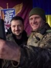 Un soldado ucraniano se toma una selfie con el presidente Volodymyr Zelenskyy (izq.), durante su visita a Sloviansk, región de Donbás, Ucrania, el martes 6 de diciembre de 2022. [Foto cedida por la Oficina de Prensa Presidencial de Ucrania]