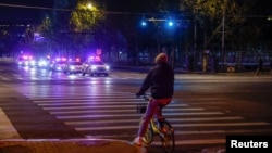 北京民众在网上呼吁举行抗议疫情严厉封控政策的街道上，多辆警车加紧巡逻。（2022年11月29日）