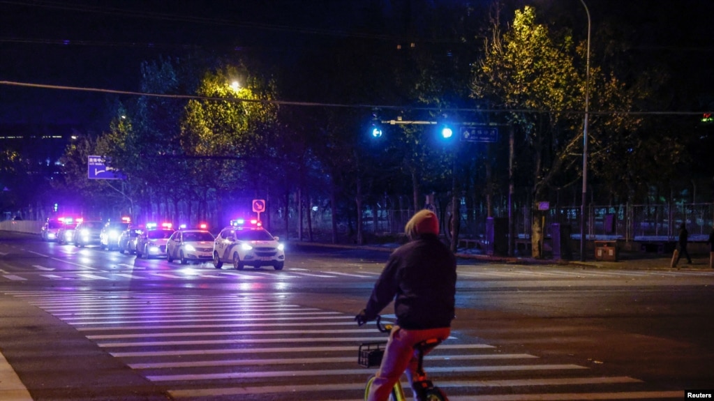 在北京民众在网上呼吁举行抗议疫情严厉封控政策的街道上，多辆警车加紧巡逻。（2022年11月29日）(photo:VOA)