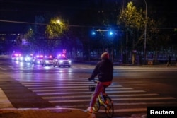 北京民众在网上呼吁举行抗议疫情严厉封控政策的街道上，多辆警车加紧巡逻。（2022年11月29日）
