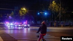 在北京民众在网上呼吁举行抗议疫情严厉封控政策的街道上，多辆警车加紧巡逻。（2022年11月29日）