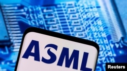 资料照片：全球最重要的半导体设备生产商之一、荷兰公司阿斯麦（ASML）的标志。