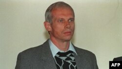 Janusz Walus avait été condamné à mort mais le nouveau régime ayant aboli la peine capitale en 1994, sa peine avait été commuée en réclusion à perpétuité.