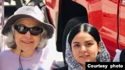 朱迪斯·萨姆科夫帮助离开阿富汗并在2022年3月抵达美国的哈迪亚和她的家人在美国重新安置。萨姆科夫是宾西法尼亚州的大哈里斯堡地区犹太家庭服务中心的志愿者。