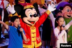 Микки-Маус - самый знаменитый герой вселенной Уолта Диснея, на церемонии открытия Диснейленда в Шанхае, 8 апреля 2011 года