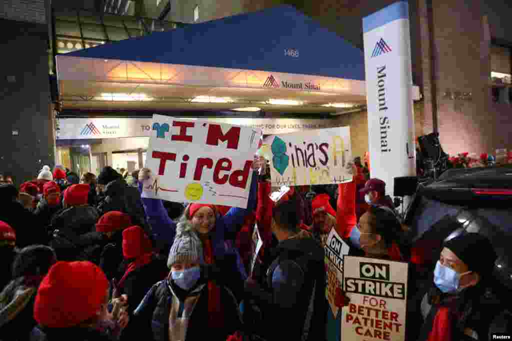 Медицински сестри штрајкуваат во болницата Маунт Синај во Њујорк.