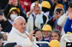 Paus Fransiskus tiba di Lapangan Santo Petrus, Vatikan, Rabu, 23 November 2022. (AP/Andrew Medichini)