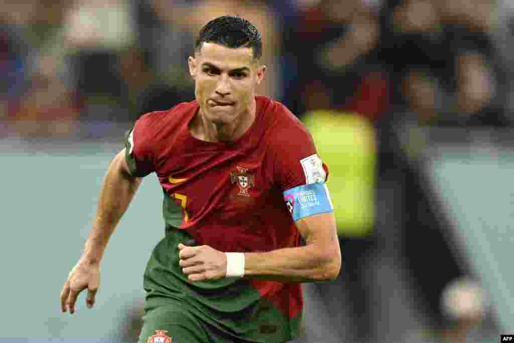 Attaquant ya Portugal #07 Cristiano Ronaldo azali kobeta penalty na match na Ghana ya groupe H ya Mondial Qatar 2022 na stade 974, Doha, 24 novembre 2022. (Photo PATRICIA DE MELO MOREIRA / AFP)