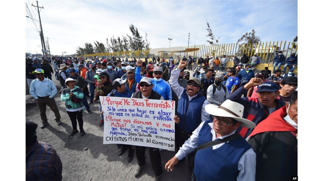 Demonstran memprotes Kongres dan pemerintahan Presiden Dina Boluarte di Arequipa, Peru, Rabu, 4 Januari 2023. (AP/Jose Sotomayor)