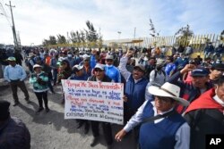 Demonstran memprotes Kongres dan pemerintahan Presiden Dina Boluarte di Arequipa, Peru, Rabu, 4 Januari 2023. (AP/Jose Sotomayor)