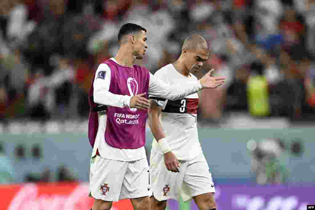 Attaquant ya Portugal #07 Cirstiano Ronaldo na défenseur ya ekipi na ye #03 Pepe nsima na match na Corée du sud na stade Al-Rayyan, Doha, 2 décembre 2022. (Photo JUNG Yeon-je / AFP)