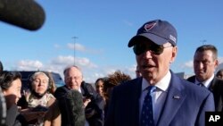 El presidente Joe Biden habla con los miembros de la prensa antes de abordar el Air Force One en el Aeropuerto Internacional de Cincinnati/Northern Kentucky en Hebron, EEUU, el 4 de enero de 2023.