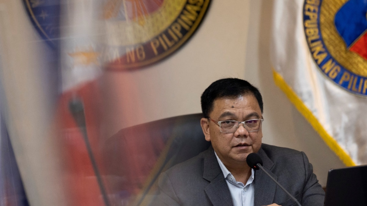 菲律宾代理防长对中国船只“云集”南中国海争议水域表达关切  
 