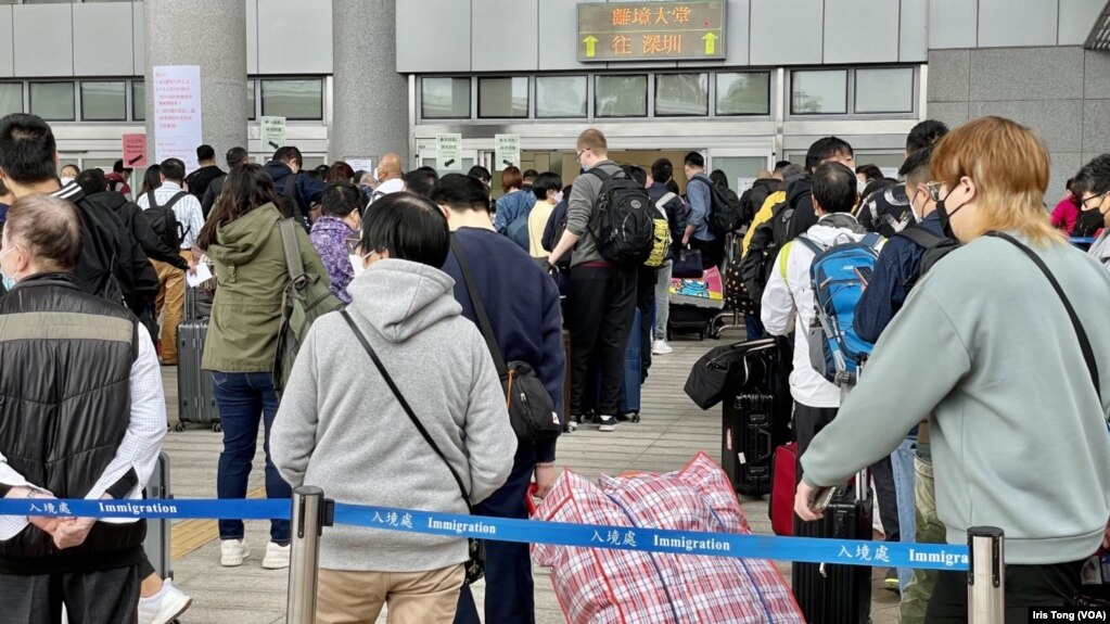 深圳湾口岸有大批旅客出境前往中国大陆，不过，南来北往的旅客都未用尽每日约6万个的出入境限额 (美国之音/汤惠芸)(photo:VOA)