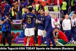 Pelatih Prancis Didier Deschamps bersama timnya dan bek Maroko Achraf Hakimi (2) bereaksi setelah pertandingan semifinal Piala Dunia 2022 di Stadion Al Bayt. (Foto: Yukihito Taguchi-USA TODAY Sports via Reuters)