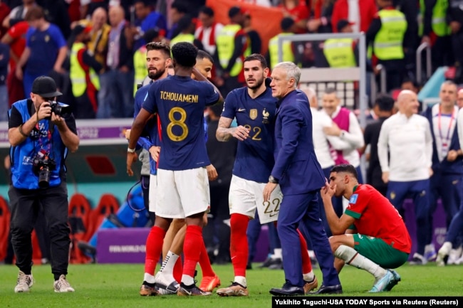 Manajer Prancis Didier Deschamps bersama timnya sebagai bek Maroko Achraf Hakimi (2) bereaksi setelah pertandingan semifinal Piala Dunia 2022 di Stadion Al Bayt. (Foto: Yukihito Taguchi-USA TODAY Sports via Reuters)