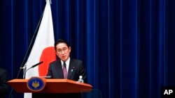 기시다 후미오 일본 총리가 16일 열린 임시 각의에서 새로운 국가안보전략과 국방전략, 방위력 정비계획을 채택한 후 기자회견을 했다.