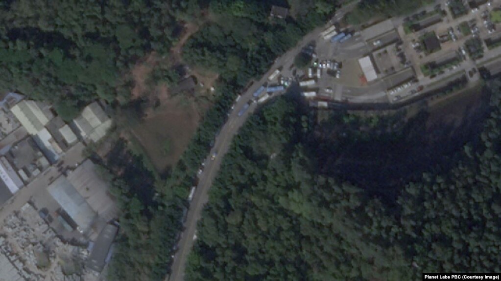2022年12月26日，卫星图片显示广州市番禺区殡仪馆外车辆集结（来源：Planet Labs PBC)(photo:VOA)
